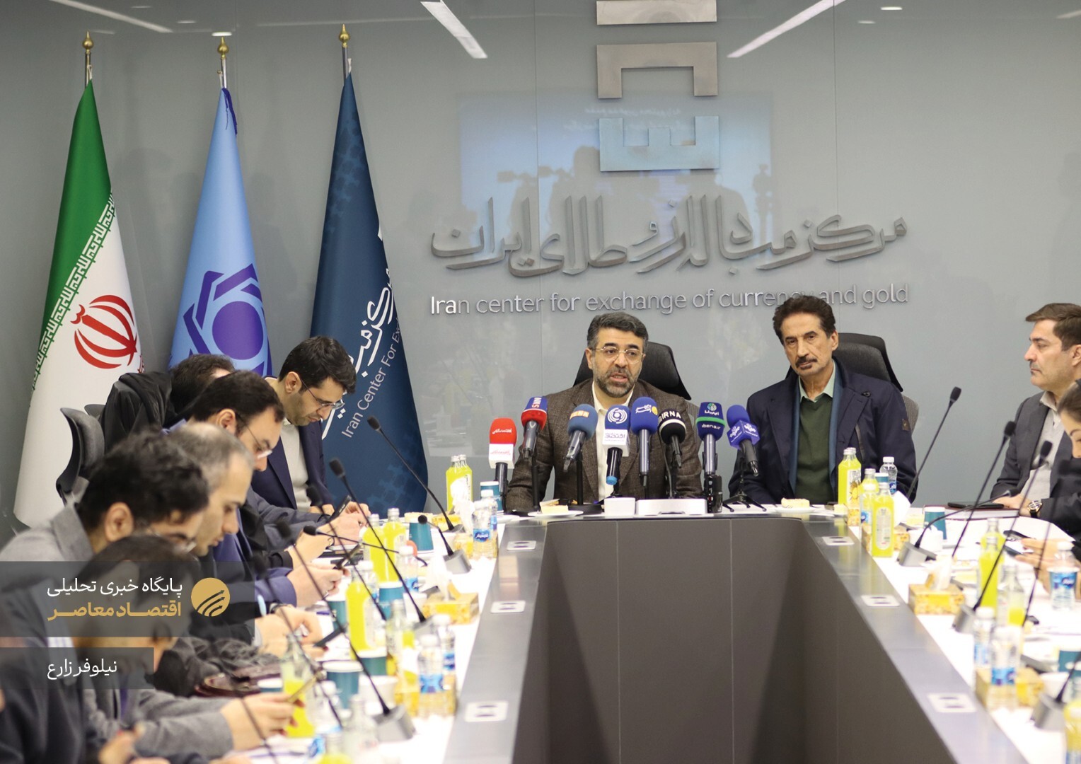 نشست خبری مشترک صنعت پتروشیمی و مرکز مبادله ایران با موضوعیت جزئیات عملکرد و نحوه تعمیق بازار ارز تجاری برگزار شد.
