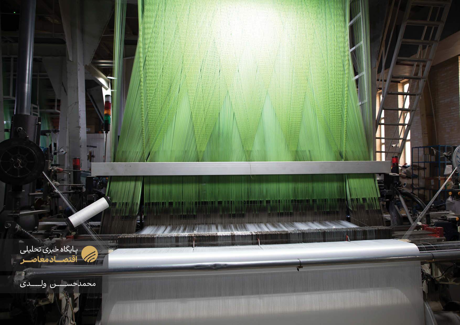 در دل کویر، جایی که آفتاب بی‌امان می‌تابد، چرخ‌های صنعت نساجی هنوز پرتوان می‌چرخند. این گزارش تصویری نگاهی دارد به یکی از شرکت‌های تولید پارچه در یزد.