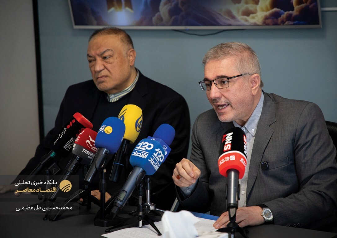 ظهر امروز بنیاد بین‌المللی شهید رئیسی نشست خبری تحت عنوان «یکسال بعد از وعده صادق یک؛ از تدابیر اقتصادی تا تمهیدات میدان» با حضور مهدی صفری معاون دیپلماسی اقتصادی وزیر امور خارجه دولت سیزدهم و داود منظور معاون رئیس جمهور دولت سیزدهم برگزار کرد.