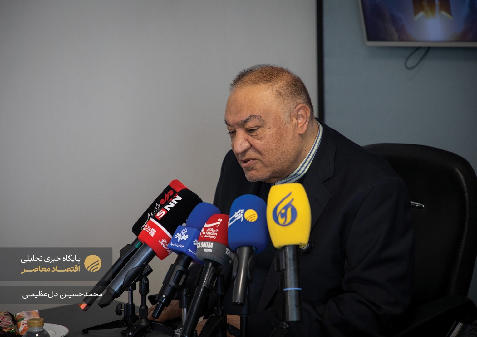 ظهر امروز بنیاد بین‌المللی شهید رئیسی نشست خبری تحت عنوان «یکسال بعد از وعده صادق یک؛ از تدابیر اقتصادی تا تمهیدات میدان» با حضور مهدی صفری معاون دیپلماسی اقتصادی وزیر امور خارجه دولت سیزدهم و داود منظور معاون رئیس جمهور دولت سیزدهم برگزار کرد.