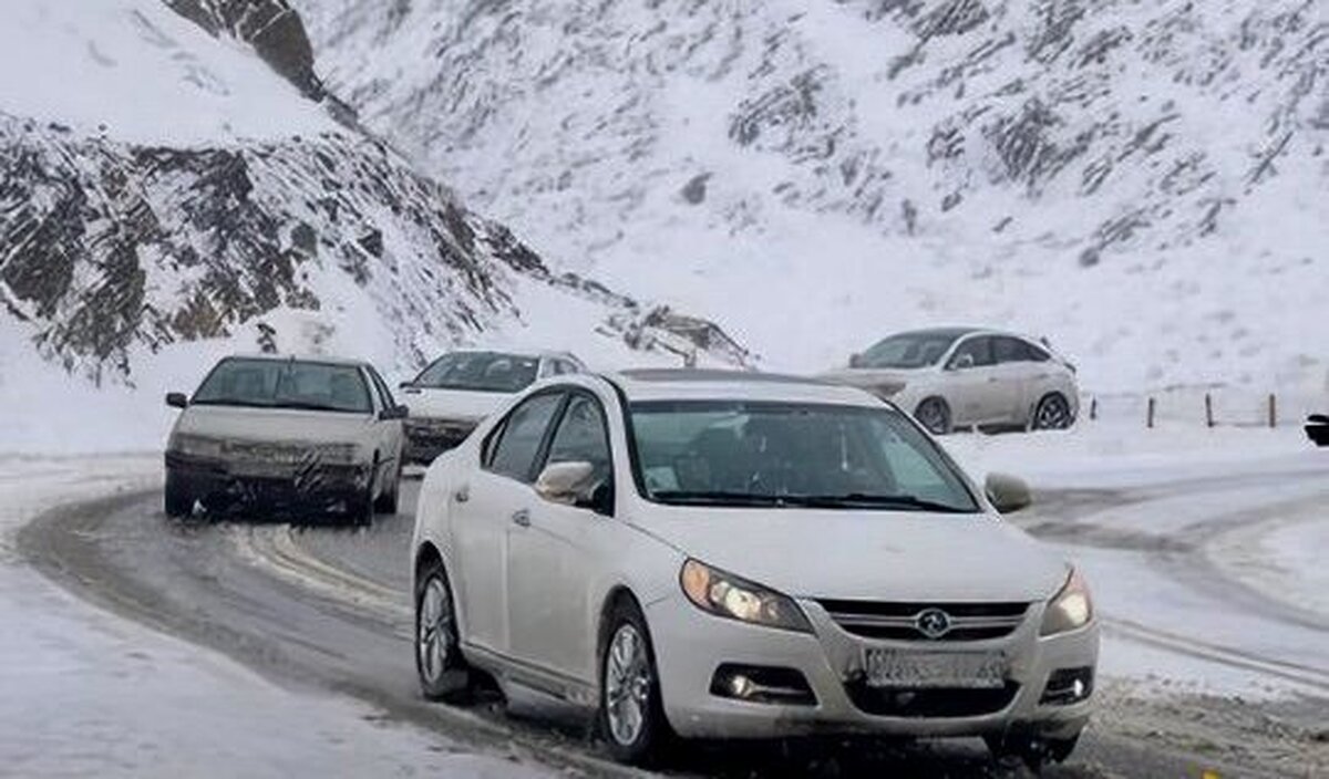 بارش برف در محور‌های ۶ استان/ جاده‌های مواصلاتی کشور باز است