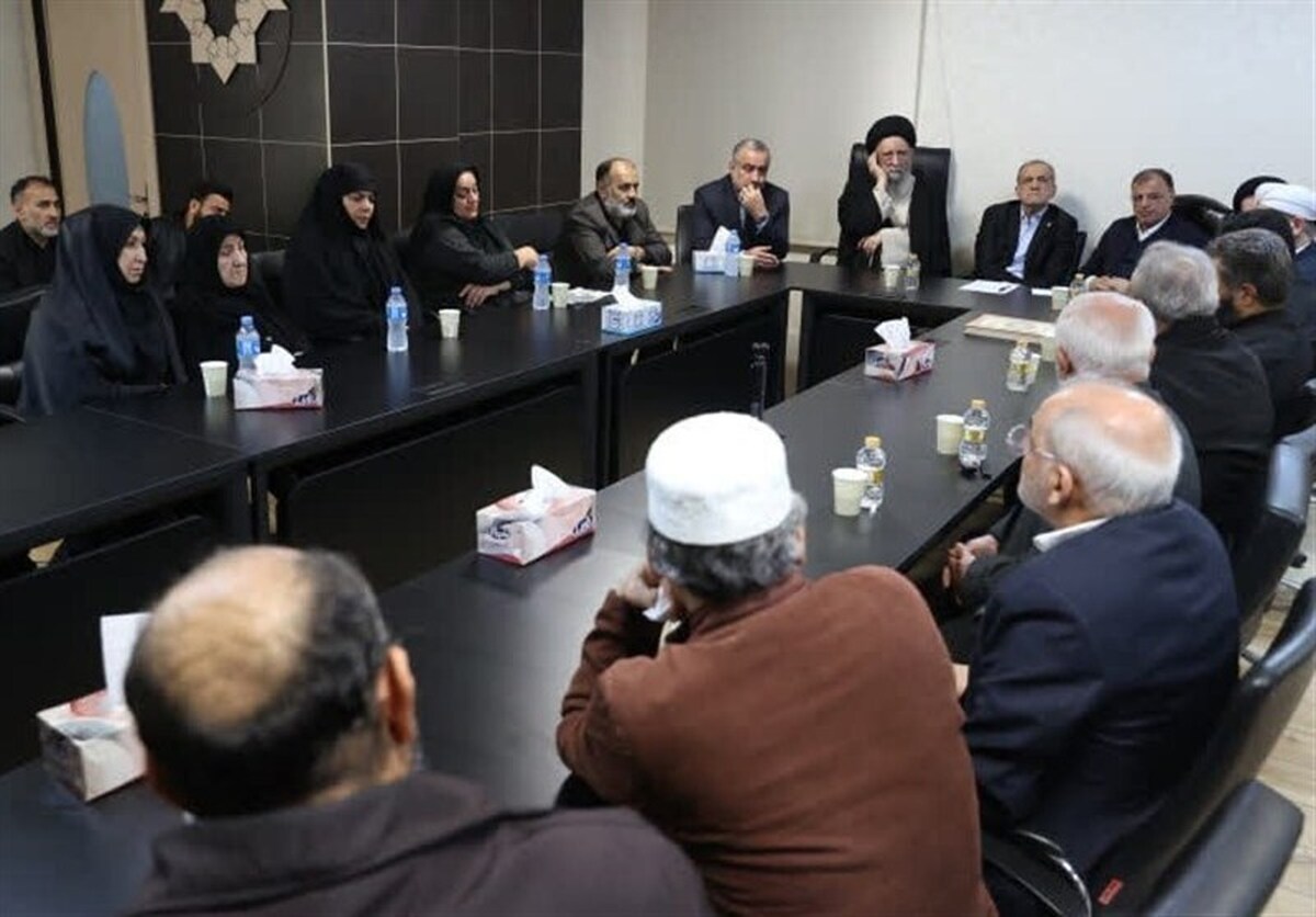 دیدار پزشکیان با خانواده&zwnj;های شهدا، جان&zwnj;باختگان و آسیب&zwnj;دیدگان اغتشاشات