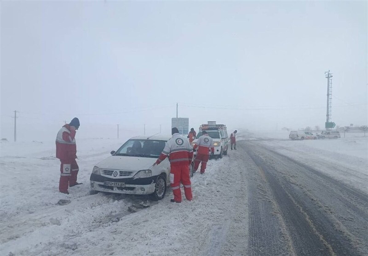 بارش برف و کولاک در جاده&zwnj;های ۱۴ استان