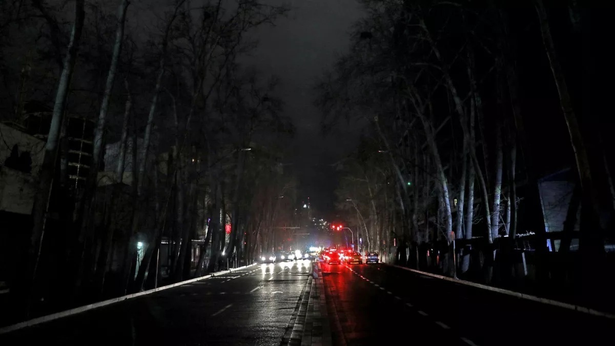 قطعیهای بیبرنامه برق در استان تهران؛ مردم کلافه از بیپاسخی مسؤولان توانیر