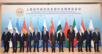 فرصت تعامل با شرق را نباید از دست داد