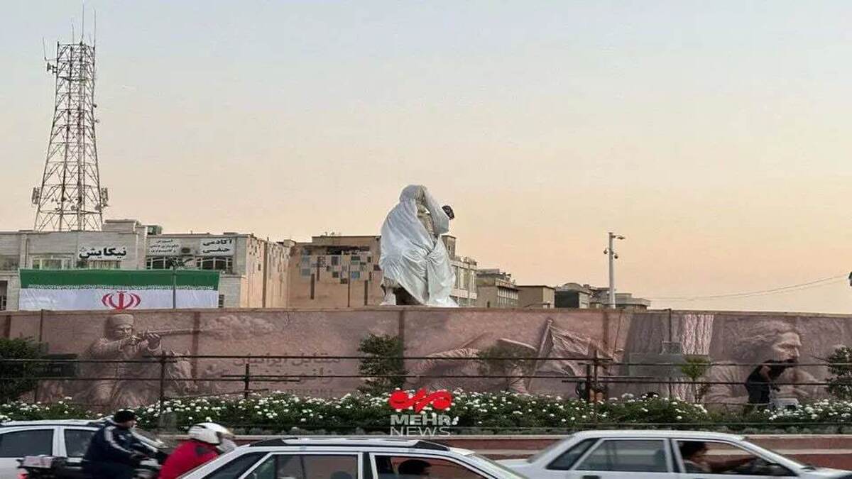 نصب مجسمه والرین در میدان انقلاب + فیلم