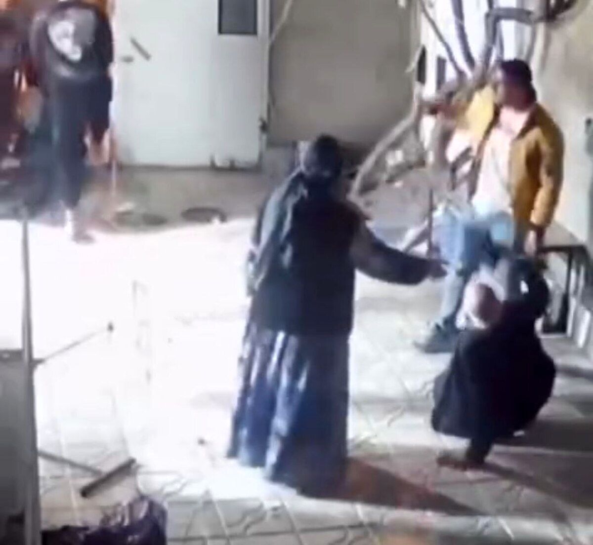 تشکیل پرونده قضایی در پی حمله اراذل و اوباش به زوج سالخورده/ پیرمرد مضروب فوت کرد + فیلم