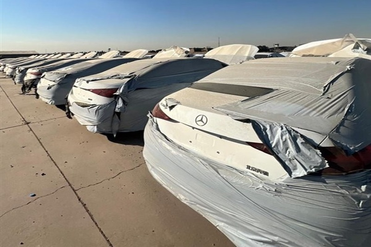 محموله بنز ایران‌خودرو به گمرک رسید