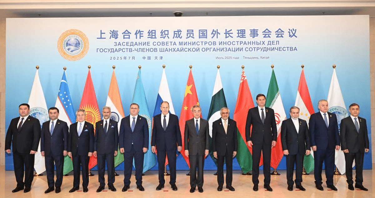 فرصت تعامل با شرق را نباید از دست داد