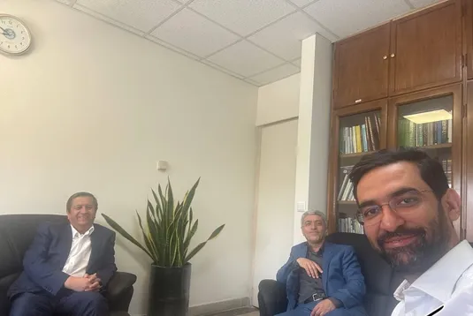 سلفی معنادار آذری جهرمی؛ وزیر اقتصاد مشخص شد؟