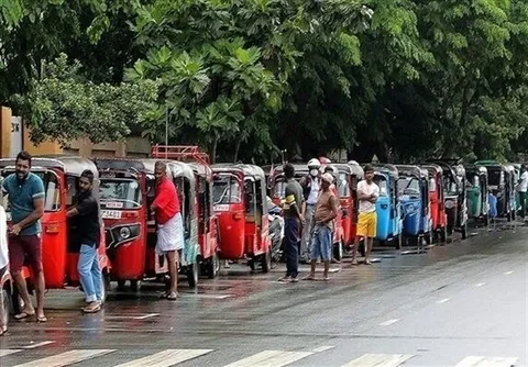 بنزین در پاکستان لیتری ۳۰۰ هزار تومان شد