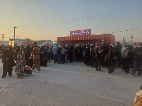استقبال گسترده زائران اربعین حسینی از گیشه خدمات ارزی بانک شهر در مرز مهران