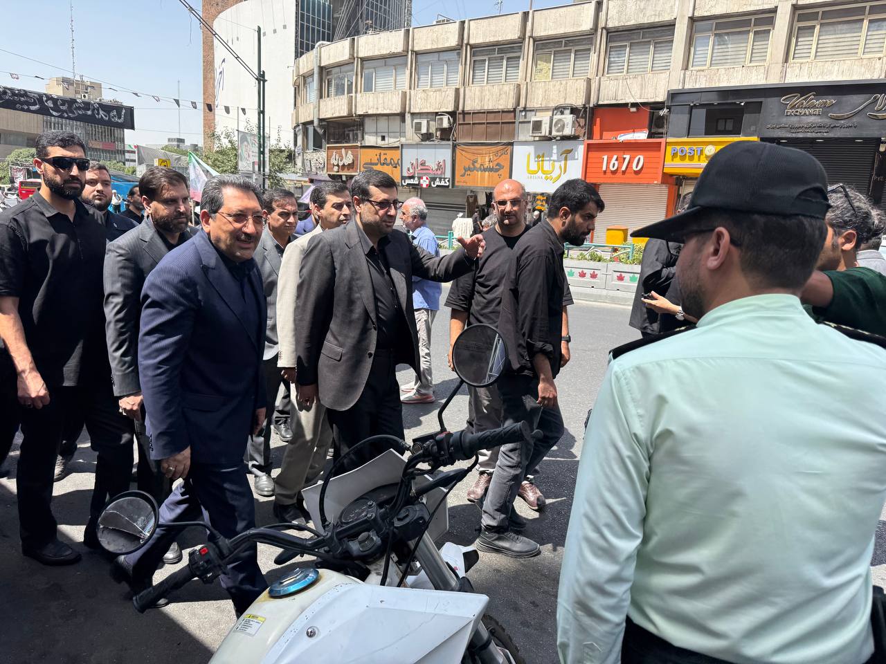 همراهی فرید دهقانی با وزیر صمت در بازدید از موکب چادرملو در آستانه مراسم تشییع رهبر شهید انقلاب