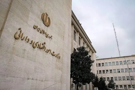 مدنی&zwnj;زاده علاوه بر فعالیت&zwnj;های دانشگاهی درگیر مباحث عینی و عملیاتی اقتصاد هم بوده است