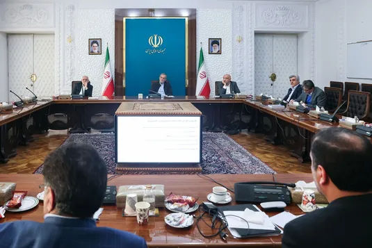 تاکید پزشکیان بر بررسی دقیق&zwnj;تر مدیریت واحد زنجیره&zwnj;های تولید شرکت&zwnj;ها