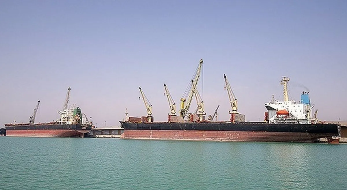 تخلیه همزمان ۸ کشتی حامل کالای اساسی در بندر امام(ره)