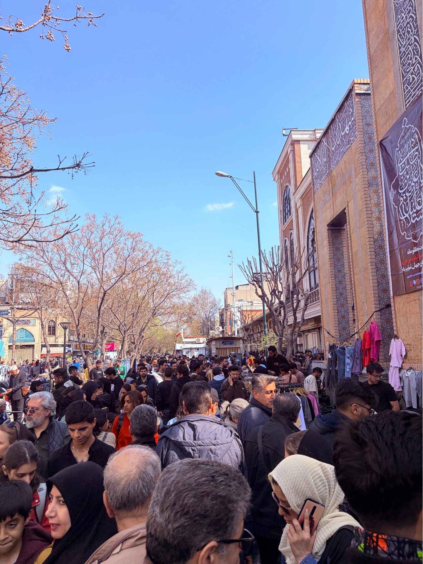 تهرانیها بیتفاوت به شرایط جنگی در حال خرید شب عید تهرانیها بیتفاوت به شرایط جنگی در حال خرید شب عید