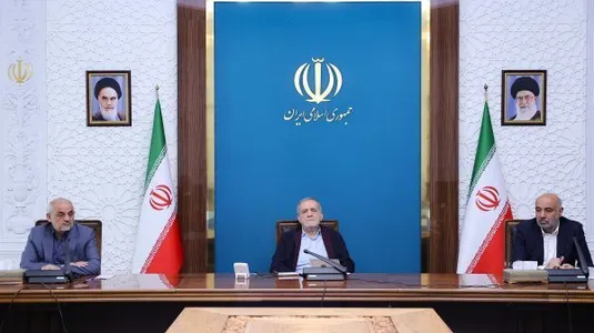 پزشکیان: استفاده از پنل&zwnj;های خورشیدی الزامی خواهد شد