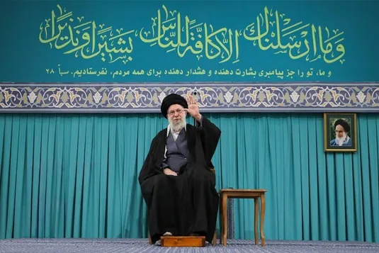 رهبر انقلاب: رئیس&zwnj;جمهور آمریکا به دلیل خسارات و تهمتی که به ملت ایران زد مجرم است