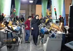 در دل کویر، جایی که آفتاب بی‌امان می‌تابد، چرخ‌های صنعت نساجی هنوز پرتوان می‌چرخند. این گزارش تصویری نگاهی دارد به یکی از شرکت‌های تولید پارچه در یزد.
