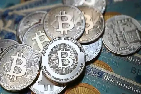 بیت‌کوین پس از لمس ۶۴ هزار دلار عقب‌نشینی کرد
