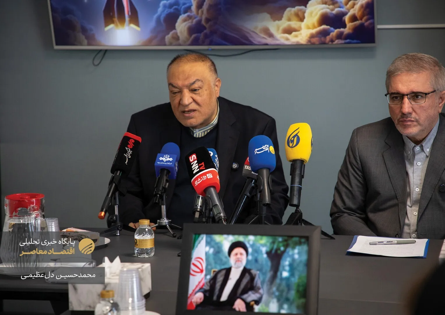 ظهر امروز بنیاد بین‌المللی شهید رئیسی نشست خبری تحت عنوان «یکسال بعد از وعده صادق یک؛ از تدابیر اقتصادی تا تمهیدات میدان» با حضور مهدی صفری معاون دیپلماسی اقتصادی وزیر امور خارجه دولت سیزدهم و داود منظور معاون رئیس جمهور دولت سیزدهم برگزار کرد.