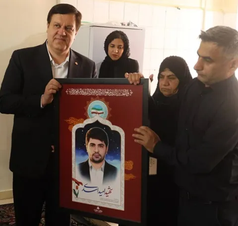 دیدار مدیرعامل بانك ملت با خانواده شهید امید اسدی، از كاركنان شهید بانك در جنگ رمضان