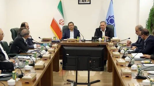 همتی: سیاست یکپارچه&zwnj;سازی نرخ ارز، تأمین کالا&zwnj;های اساسی را تسهیل کرد