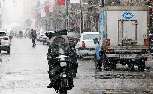بارش برف در معابر تهران و خطر تصادفات زنجیره&zwnj;ای