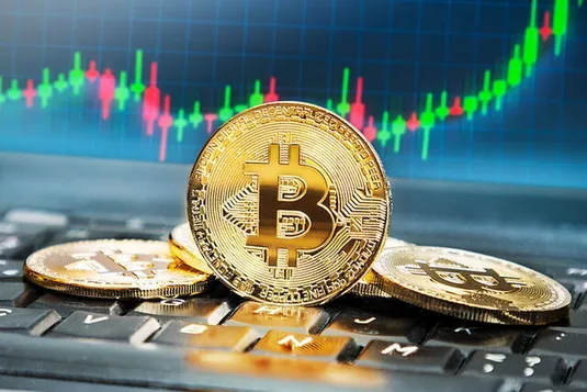 بیت&zwnj;کوین پس از اصلاح، در کانال ۱۲۱ هزار دلار تثبیت شد