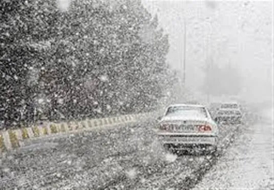 بارش برف و باران در جاده&zwnj;های ۱۶ استان
