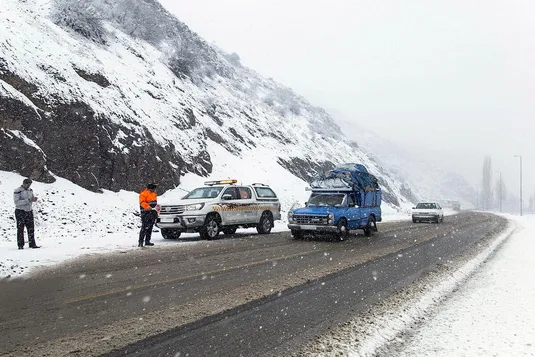 تردد روان در محور&zwnj;های شمالی؛ بارش برف و باران در جاده&zwnj;های ۷ استان