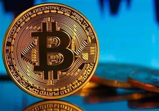 کاهش قیمت بیت کوین تا ۱۰۲ هزار دلار
