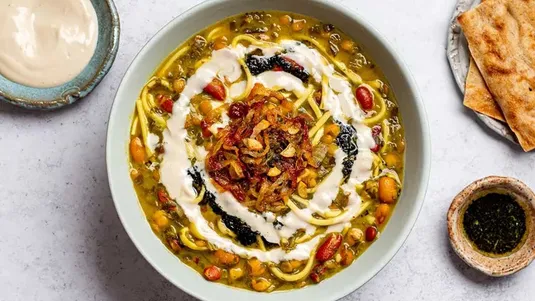 طرز تهیه آش رشته برای 4 نفر