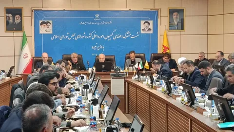 وزیر نیرو: توسعه نیروگاه‌های تجدیدپذیر باید سرعت گیرد