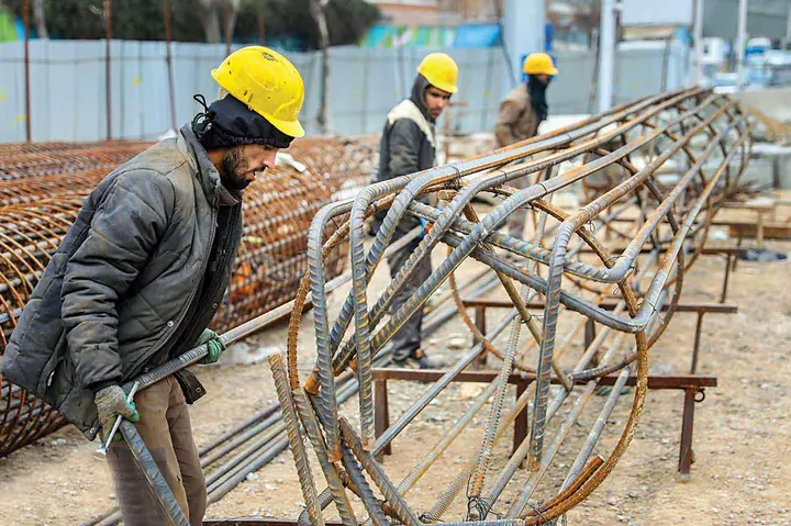 افزایش حقوق بدون حمایت دولت، تولید را تحت فشار می‌گذارد