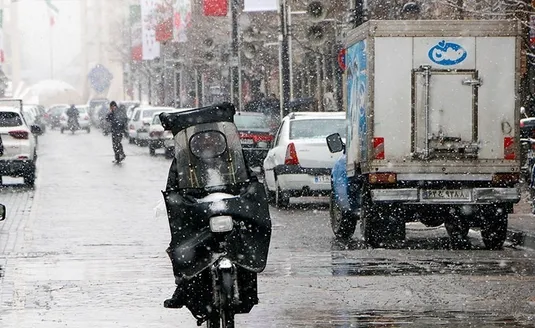 بارش برف در معابر تهران و خطر تصادفات زنجیره&zwnj;ای