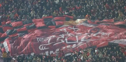آتیش&zwnj;زدن پرچم پرسپولیس توسط هواداران تراکتور! +فیلم
