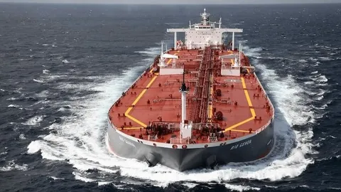 تنکرترکرز: ابرنفتکش ایرانی «دورنا» در سواحل هند؛ تحویل ۲ میلیون بشکه نفت در آخرین روز معافیت تحریمی