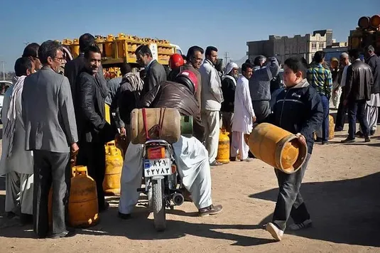 صف&zwnj;های طولانی کپسول گاز در زاهدان / قاچاق سوخت متهم اصلی شد
