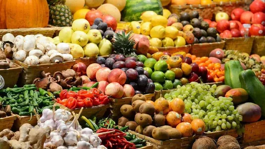 آیا پوست&zwnj;کندن میوه کار درستی است؟