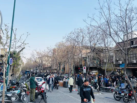 تهرانی&zwnj;ها بی&zwnj;تفاوت به شرایط جنگی در حال خرید شب عید