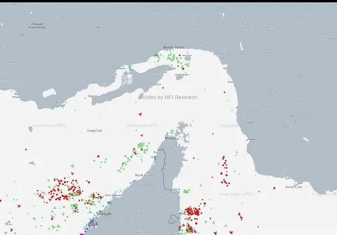 بلومبرگ: ایران می‌گوید تنگه هرمز «کاملاً باز» است، اما کشتی‌ها واقعاً عبور می‌کنند؟