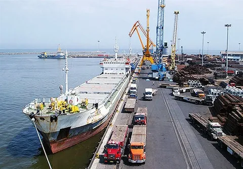 تداوم فعالیت کشتیرانی ایران در جنوب/ محاصره بنادر عملی نشد