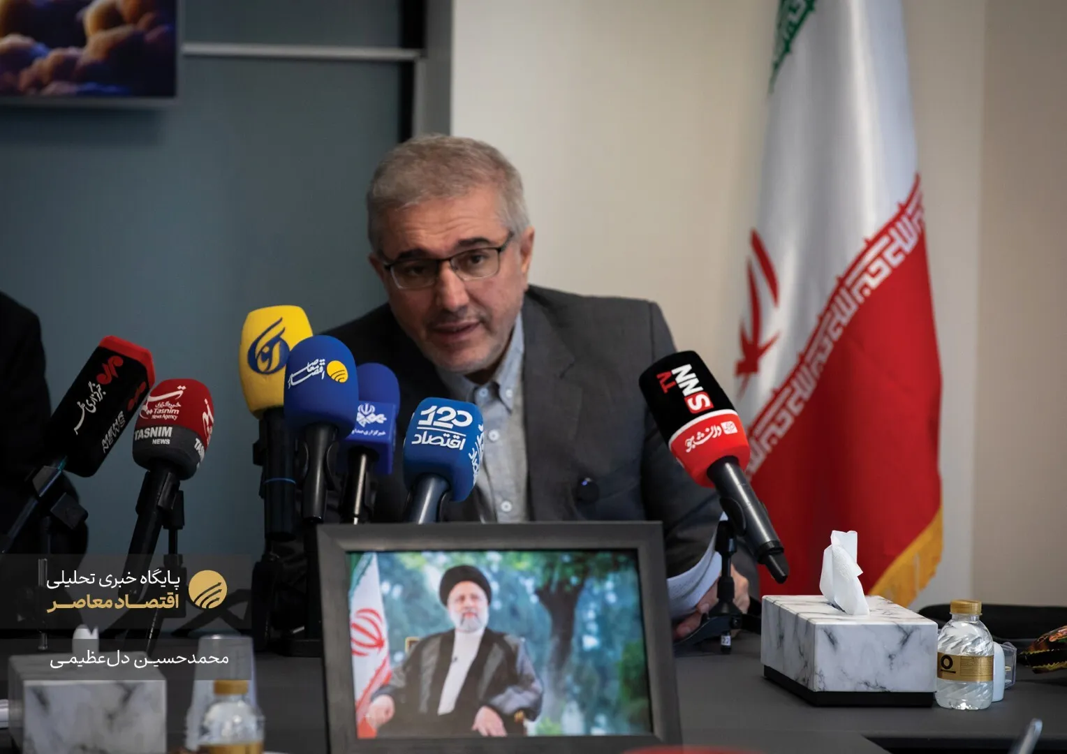 ظهر امروز بنیاد بین‌المللی شهید رئیسی نشست خبری تحت عنوان «یکسال بعد از وعده صادق یک؛ از تدابیر اقتصادی تا تمهیدات میدان» با حضور مهدی صفری معاون دیپلماسی اقتصادی وزیر امور خارجه دولت سیزدهم و داود منظور معاون رئیس جمهور دولت سیزدهم برگزار کرد.