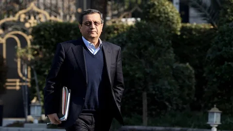 همتی: اقتصاد ایران با فروپاشی فاصله زیادی دارد