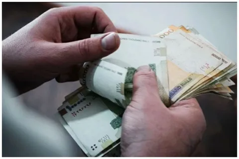 عضو شورای عالی کار: پرداخت علی‌الحساب حقوق فروردین منتفی است / وزارت کار هرچه سریعتر بخشنامه مزد را ابلاغ کند