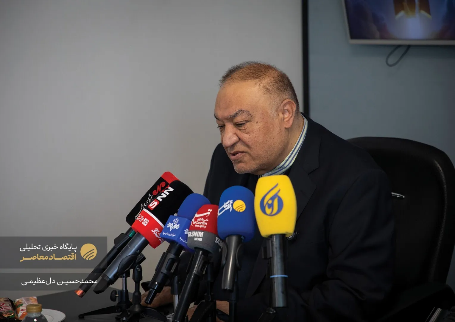 ظهر امروز بنیاد بین‌المللی شهید رئیسی نشست خبری تحت عنوان «یکسال بعد از وعده صادق یک؛ از تدابیر اقتصادی تا تمهیدات میدان» با حضور مهدی صفری معاون دیپلماسی اقتصادی وزیر امور خارجه دولت سیزدهم و داود منظور معاون رئیس جمهور دولت سیزدهم برگزار کرد.