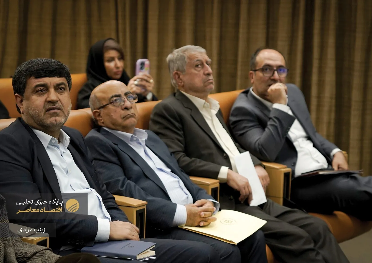 امروز پنج‌شنبه، ۲۳ فروردین‌ماه ۱۴۰۳، نشست تخصصی «ارزیابی آثار و نتایج سیاست‌های تثبیت اقتصادی طی سال‌های ۱۴۰۱ و ۱۴۰۲» با حضور جمعی از صاحب‌نظران اقتصادی در ساختمان پژوهشکده پولی و بانکی بانک مرکزی برگزار شد.