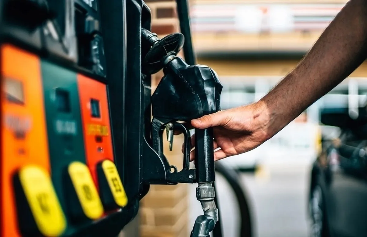 احمدی: دولت برای واردات بنزین به اندازه نیاز کشور مجوز دارد